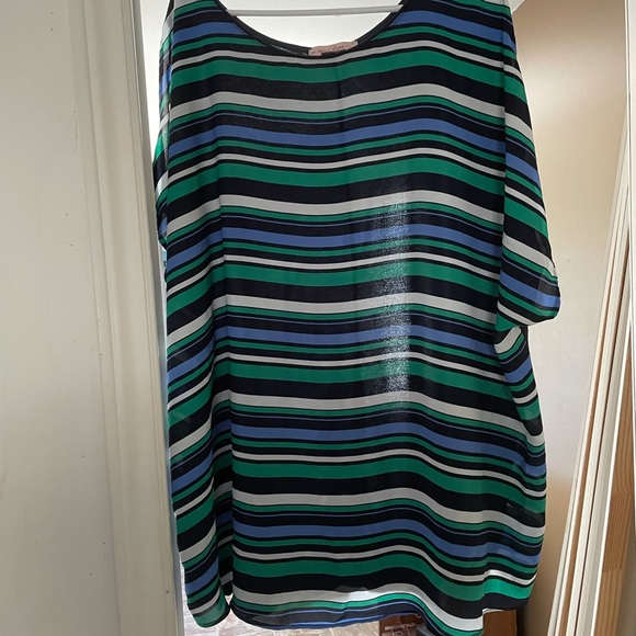 Beautiful top - Picture 1 of 2